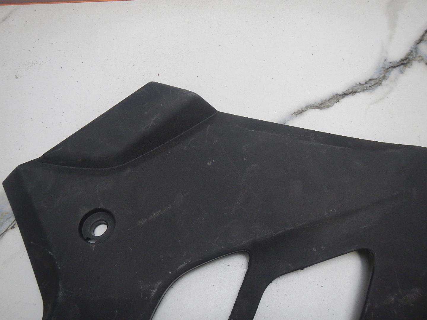 Кожух замка капота