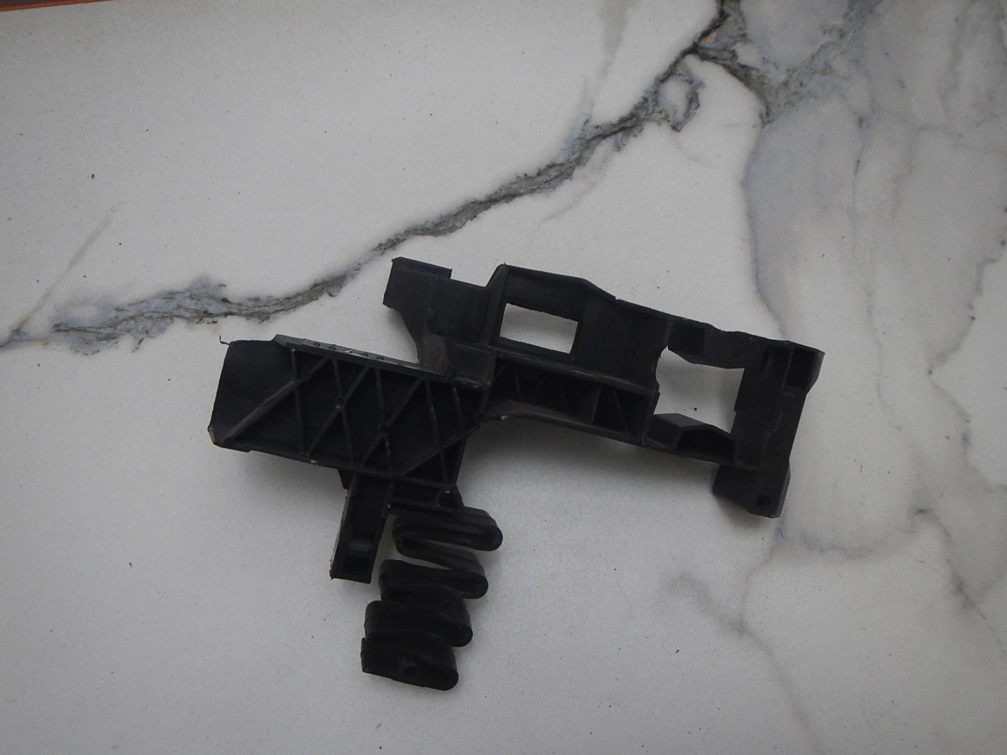 Кронштейн переднего бампера левый