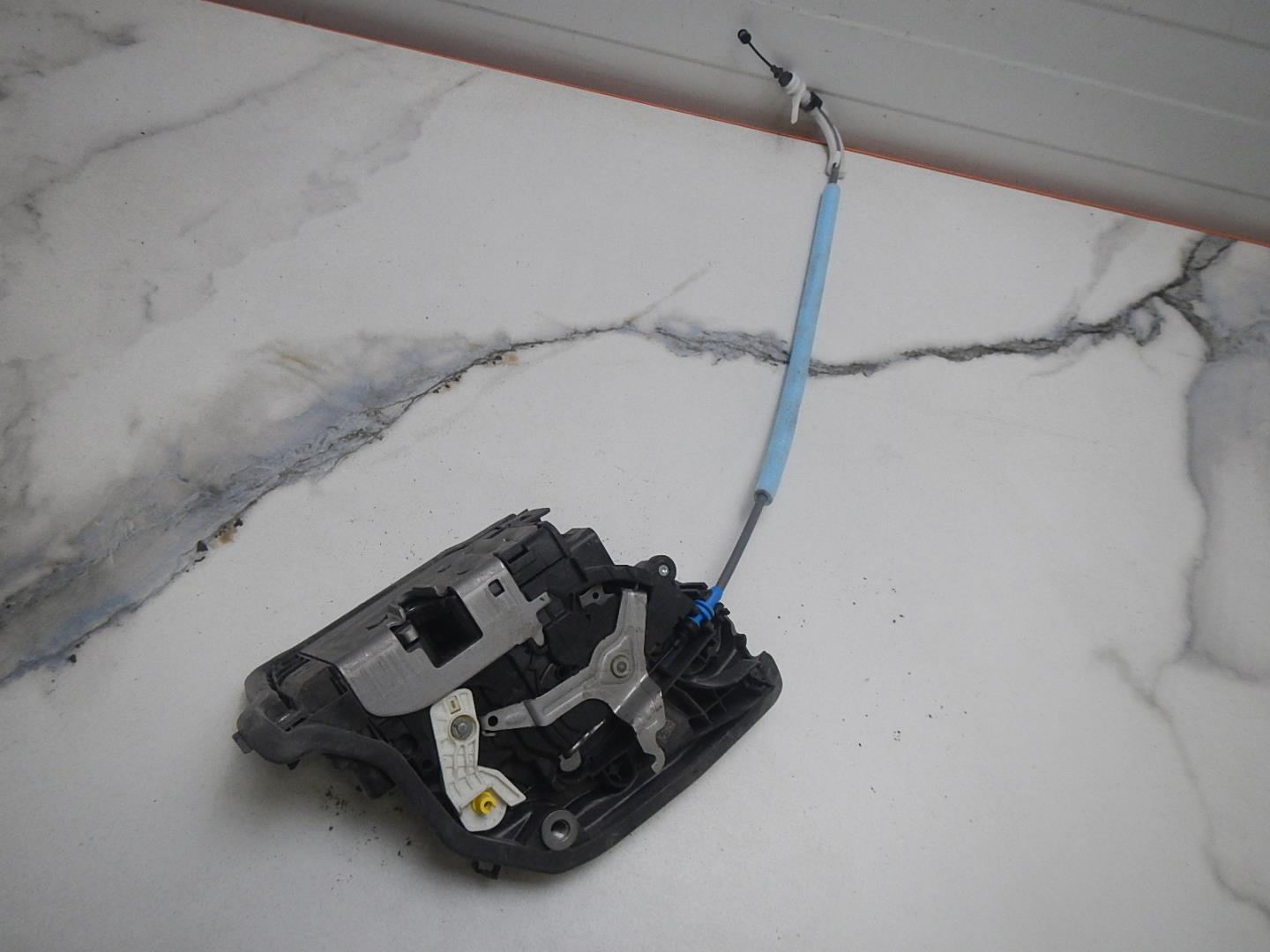 Замок двери передней правой