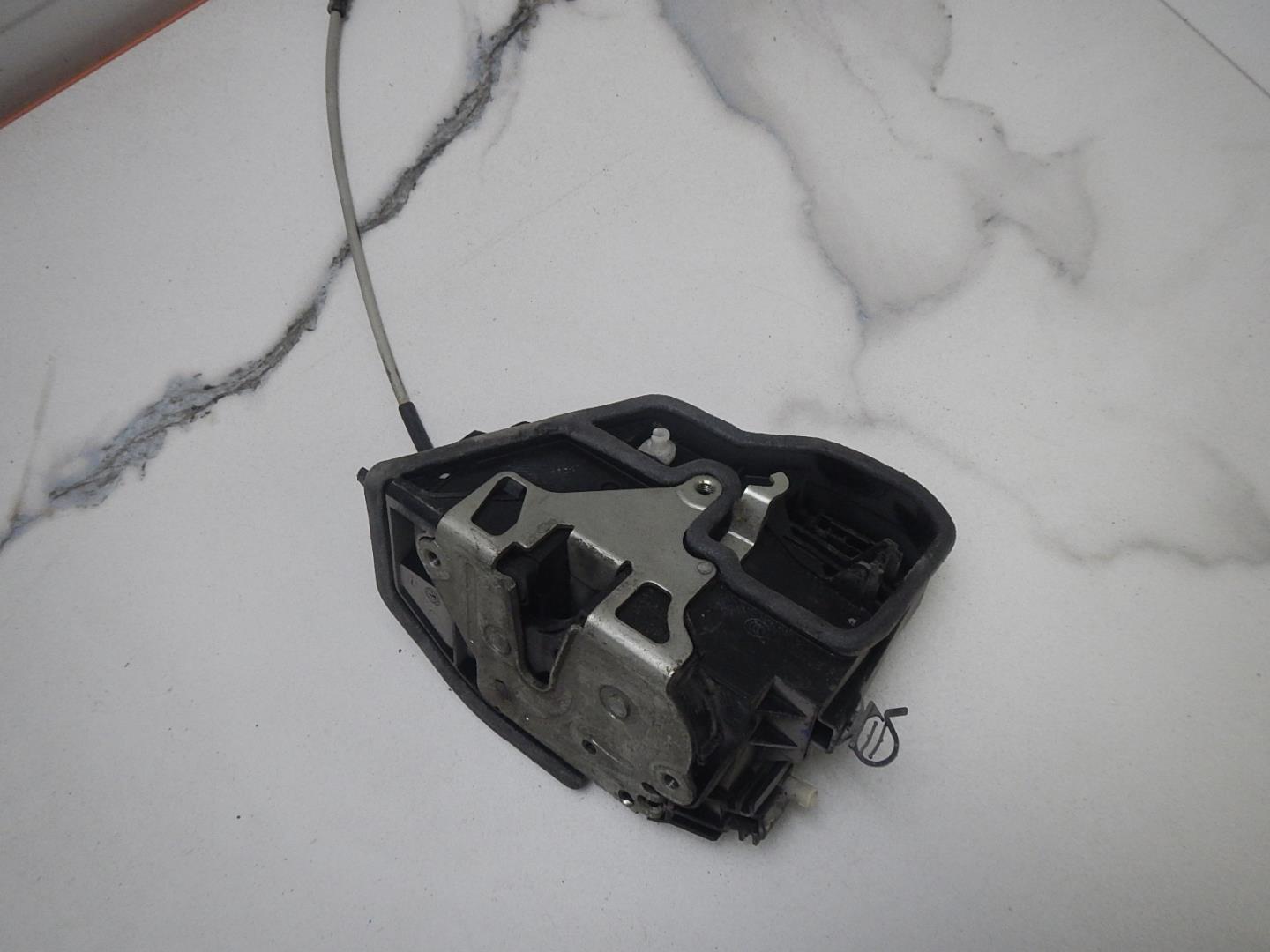 Замок двери передней левой