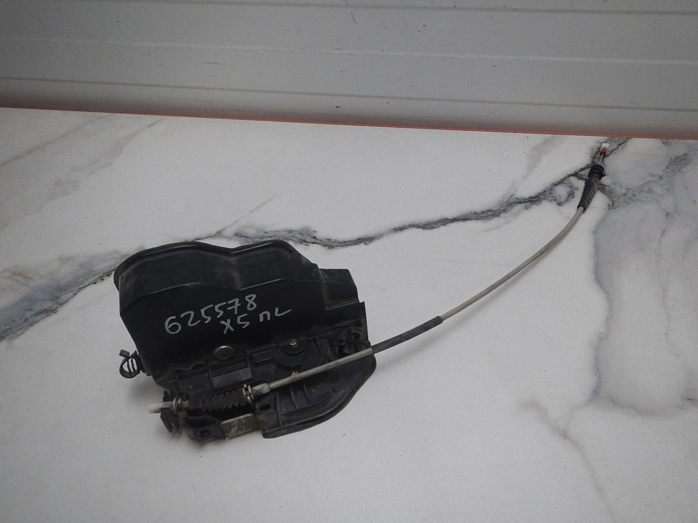 Замок двери передней левой