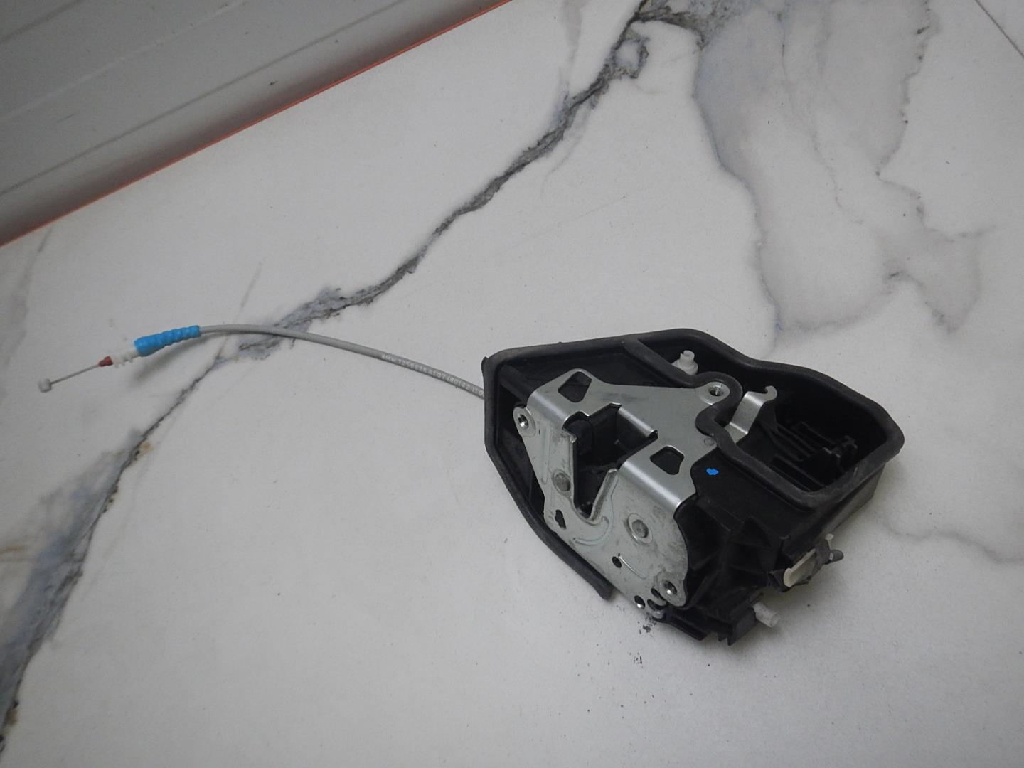 Замок двери передней левой