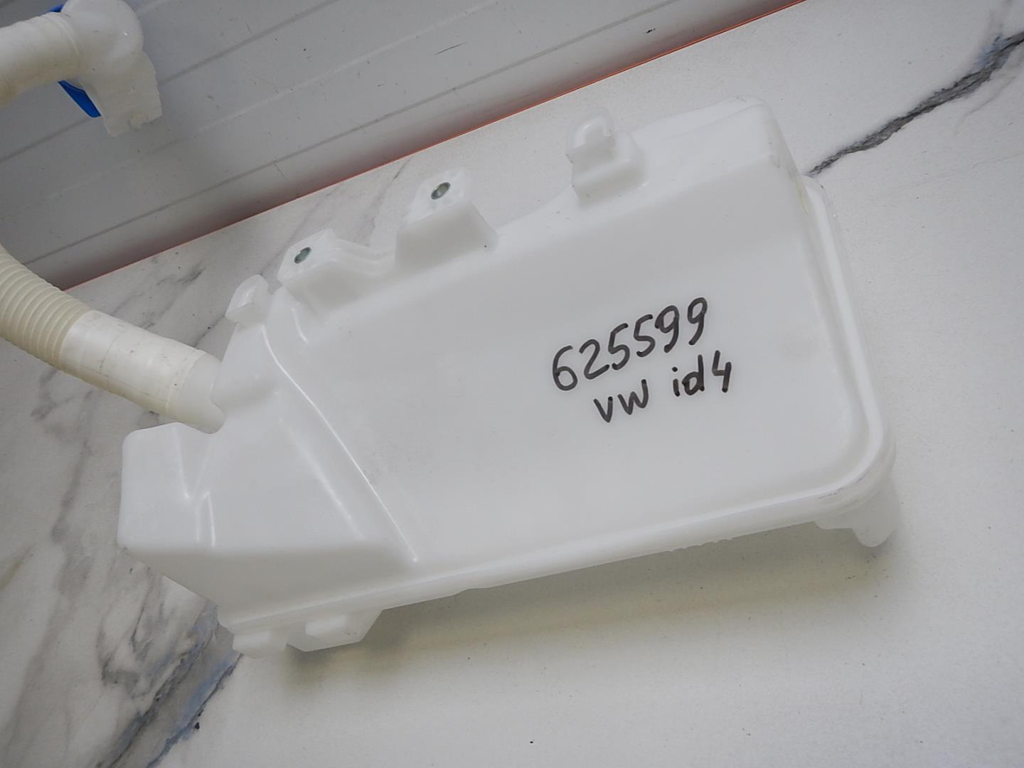 Бачок омывателя лобового стекла