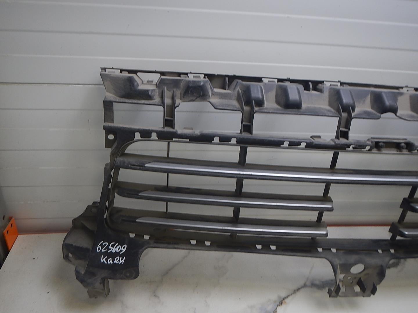Решетка в бампер центральная