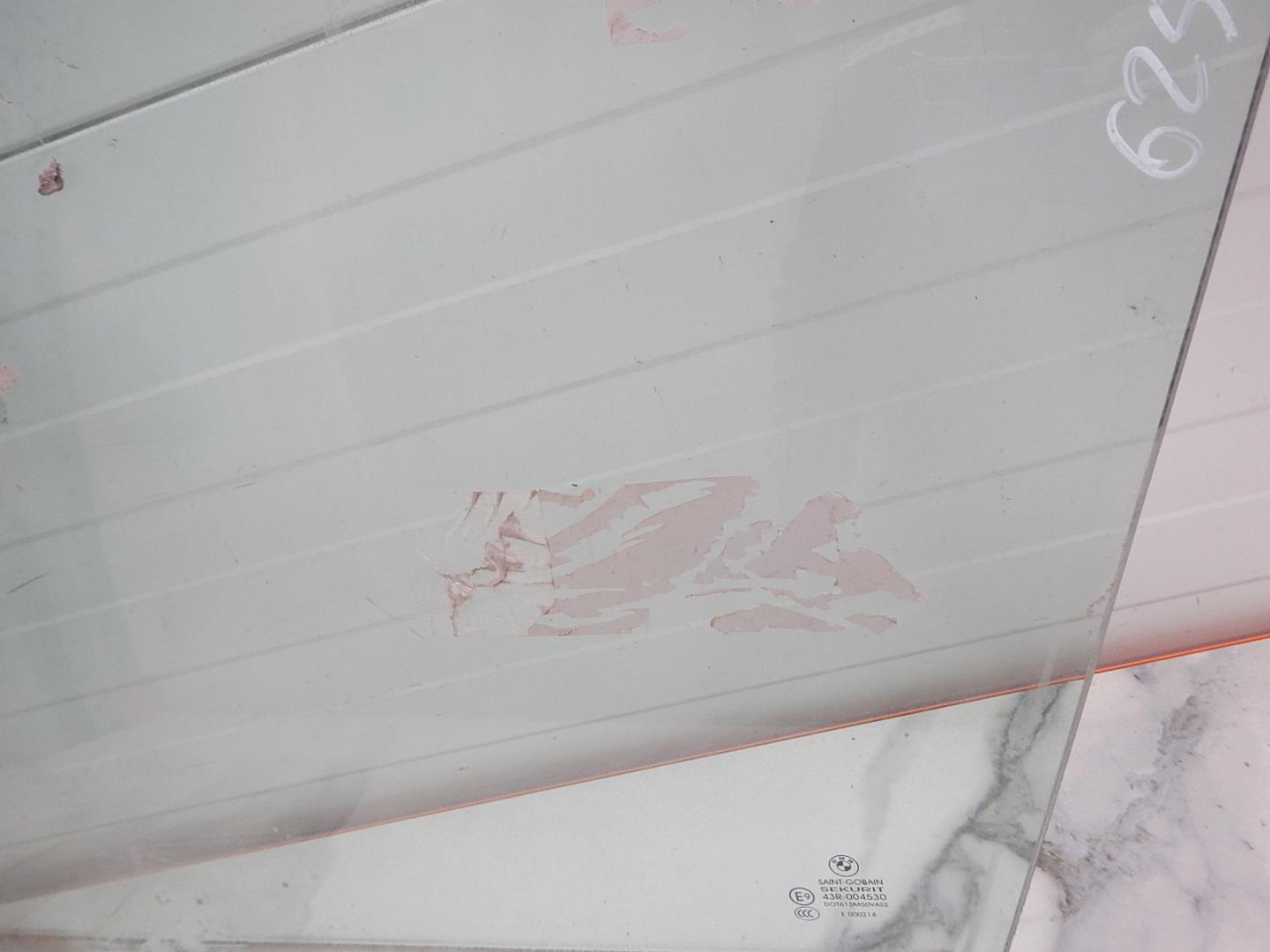 Стекло двери передней левой