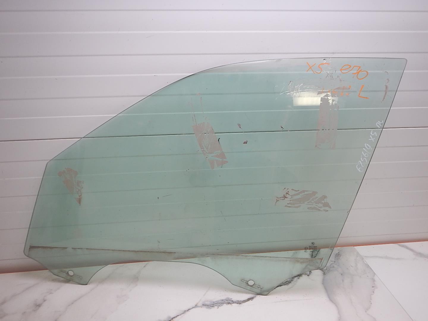 Стекло двери передней левой