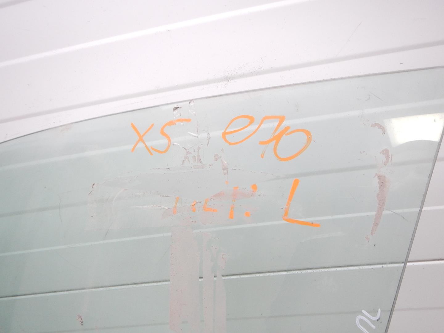 Стекло двери передней левой