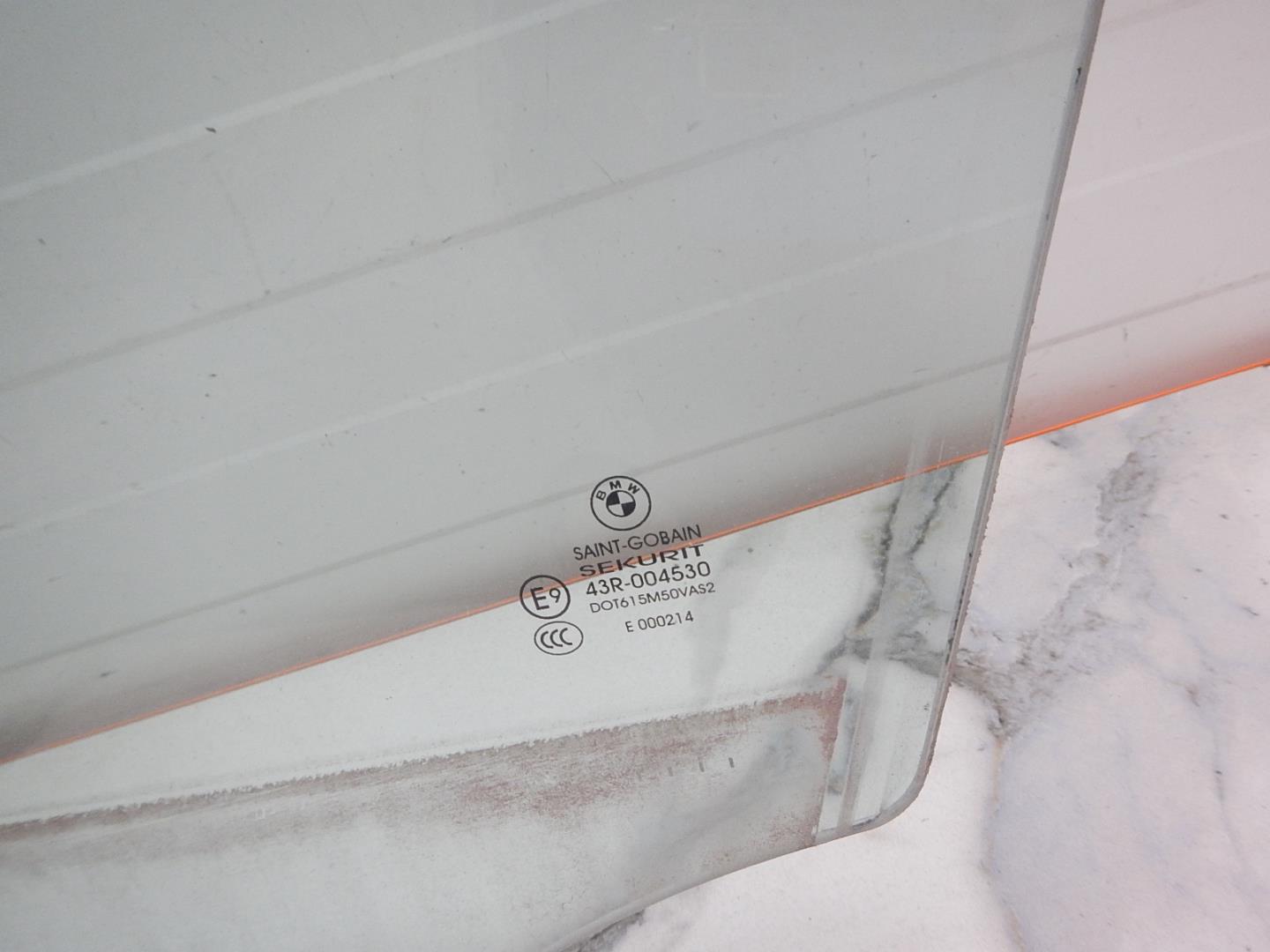 Стекло двери передней левой