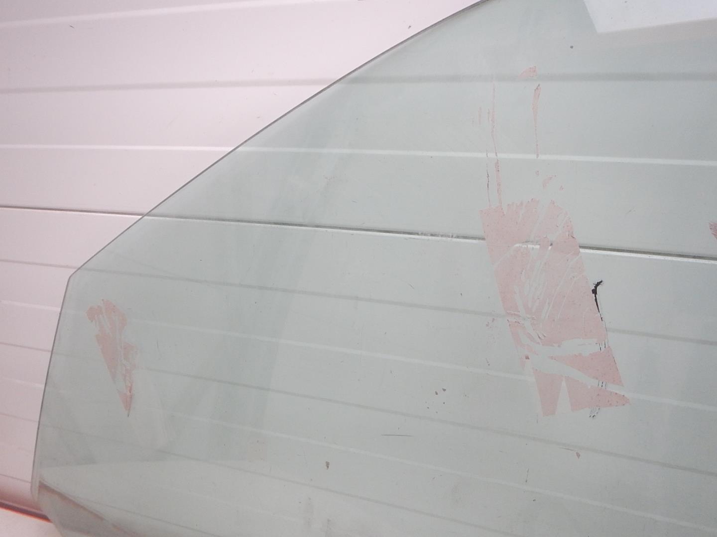 Стекло двери передней левой