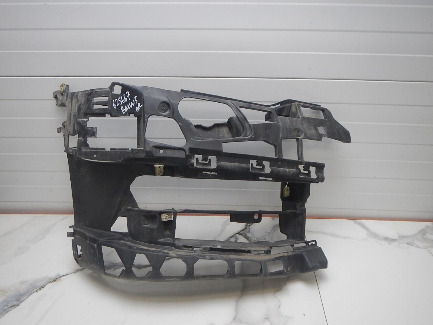 Кронштейн переднего бампера правый