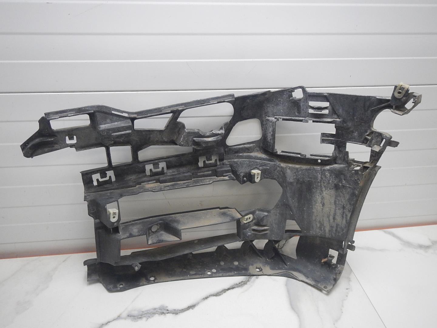 Кронштейн переднего бампера правый