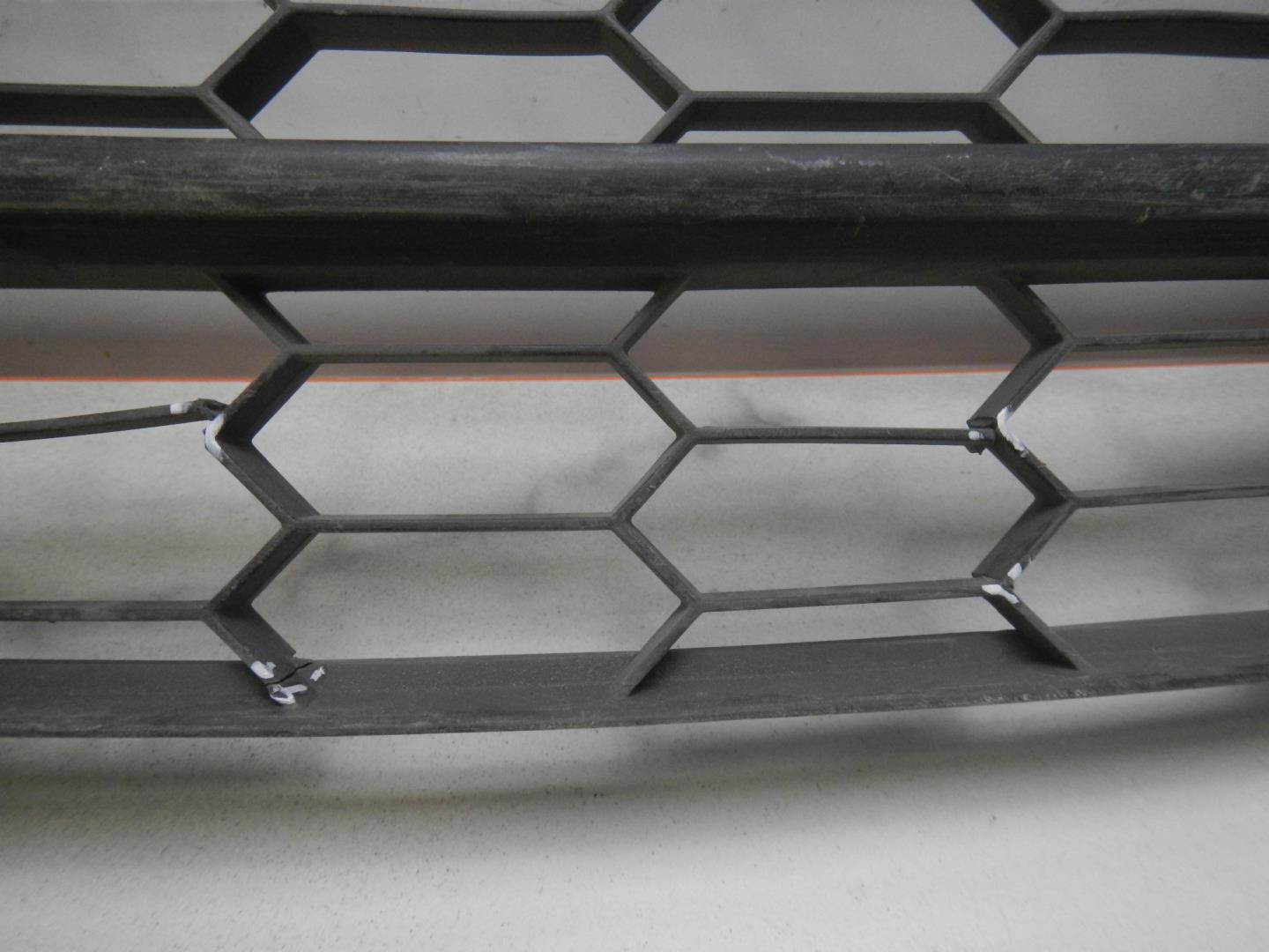 Решетка в бампер центральная