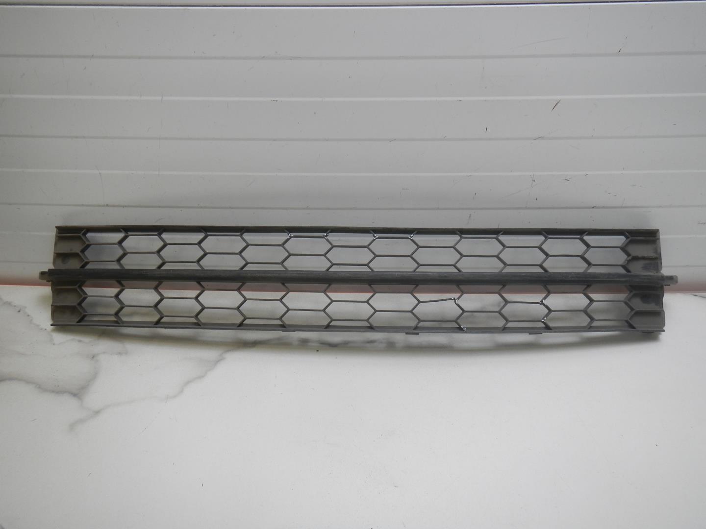 Решетка в бампер центральная