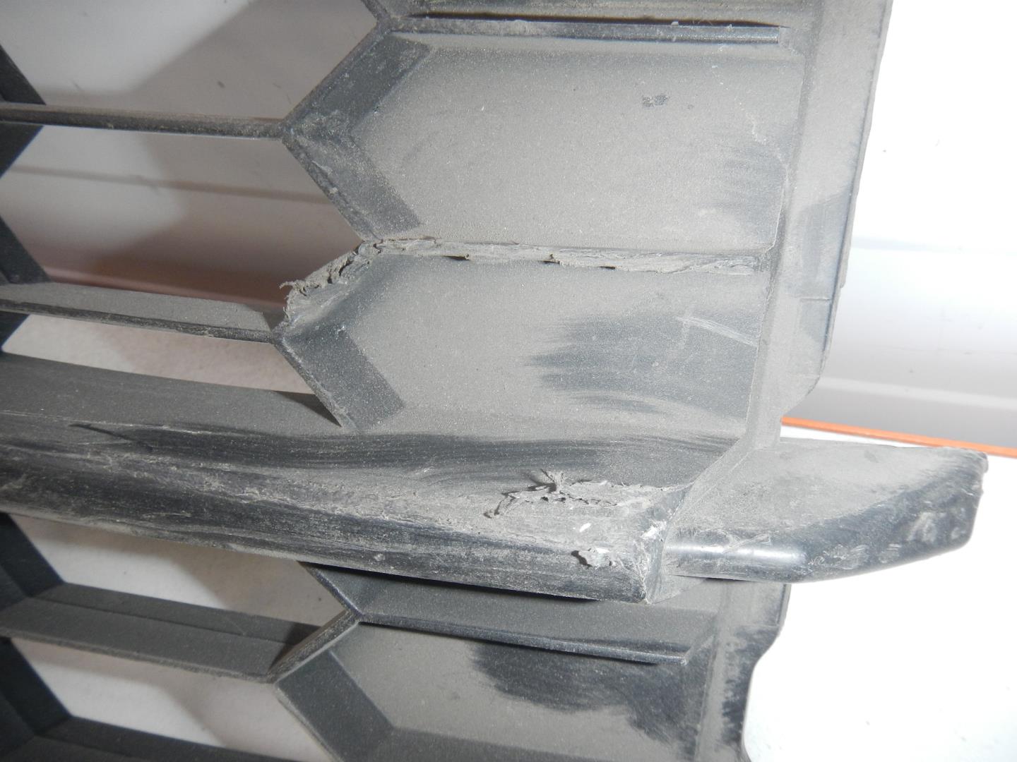 Решетка в бампер центральная