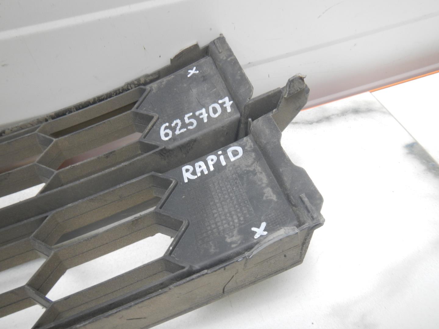 Решетка в бампер центральная