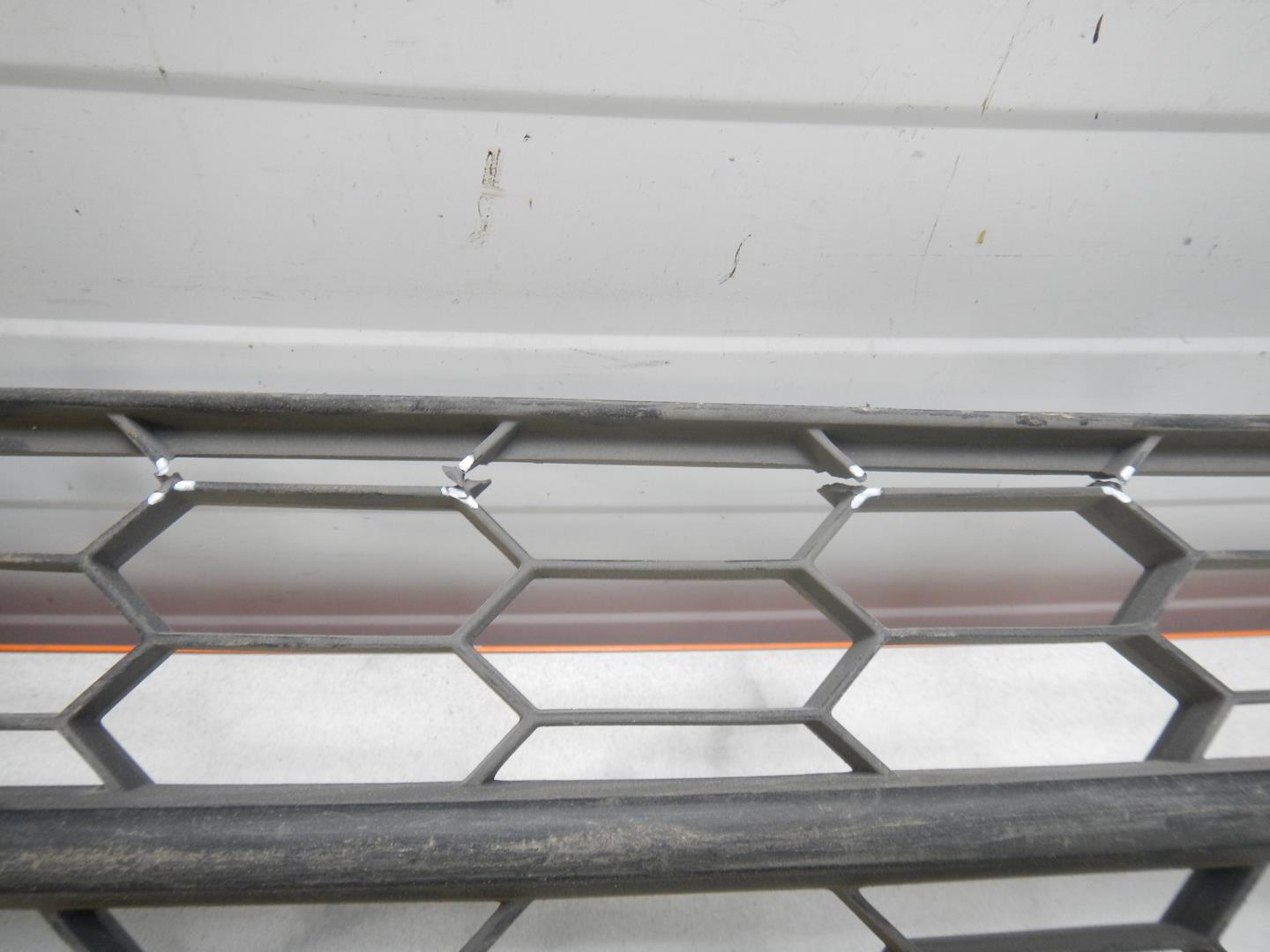 Решетка в бампер центральная