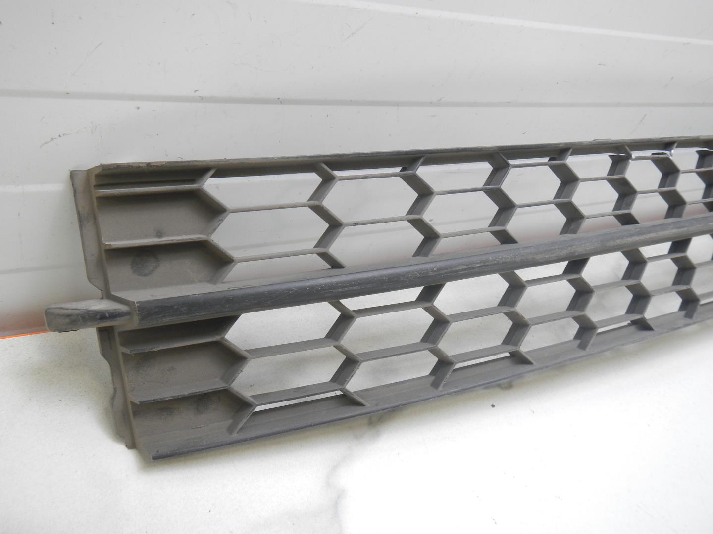 Решетка в бампер центральная