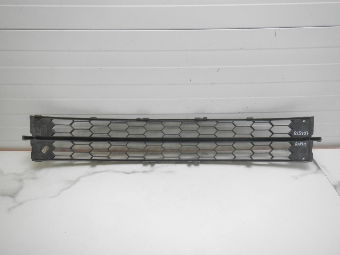 Решетка в бампер центральная