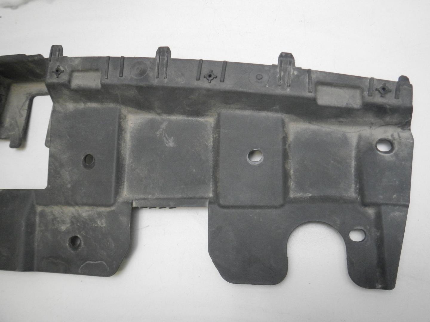 Кожух замка капота