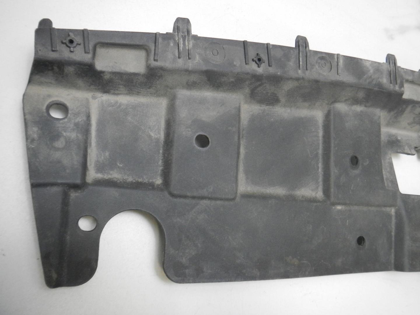 Кожух замка капота