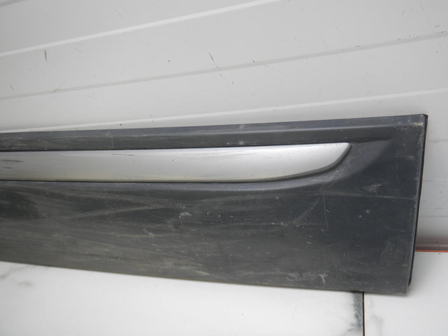 Молдинг передней правой двери