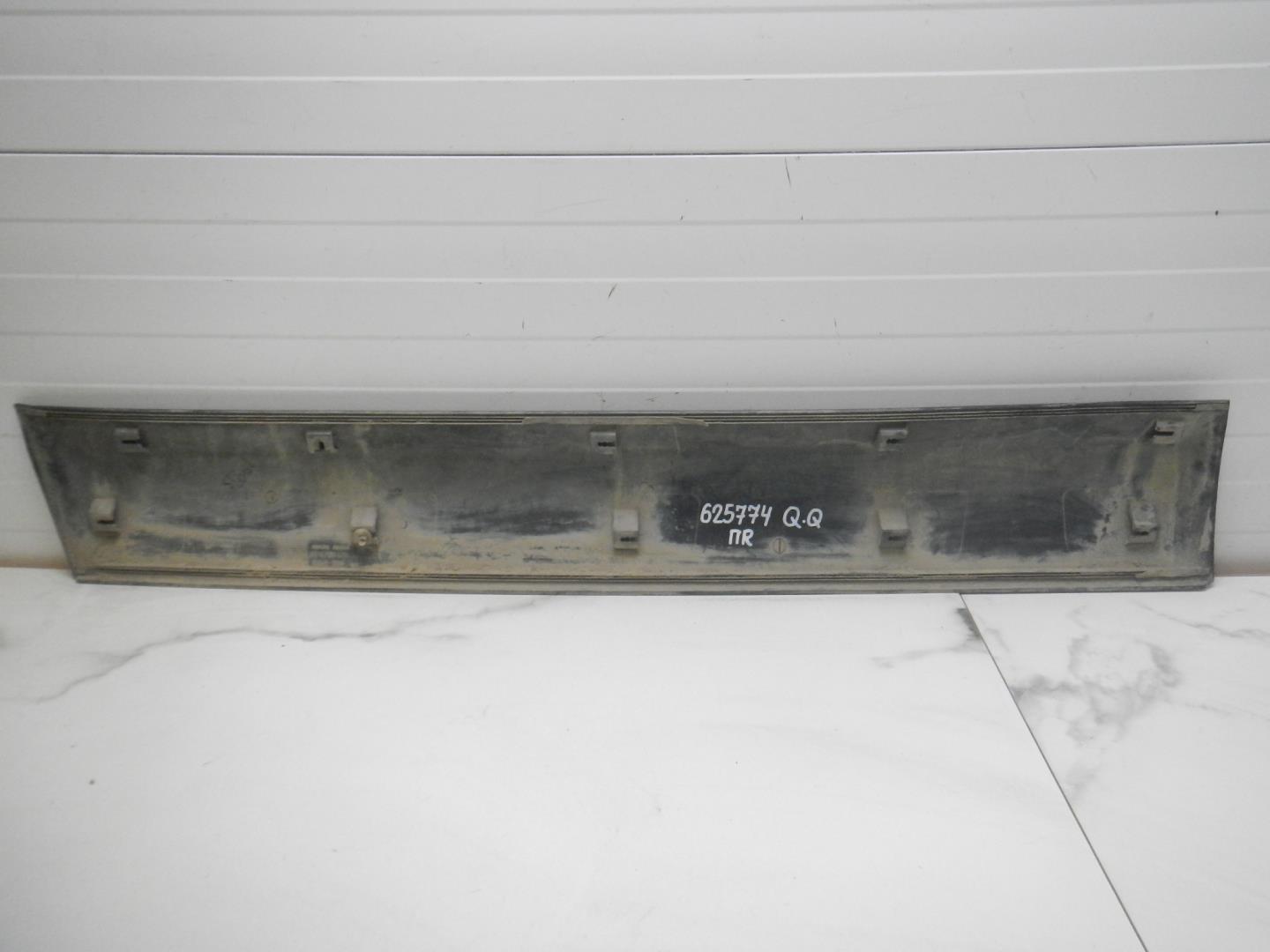 Молдинг передней правой двери