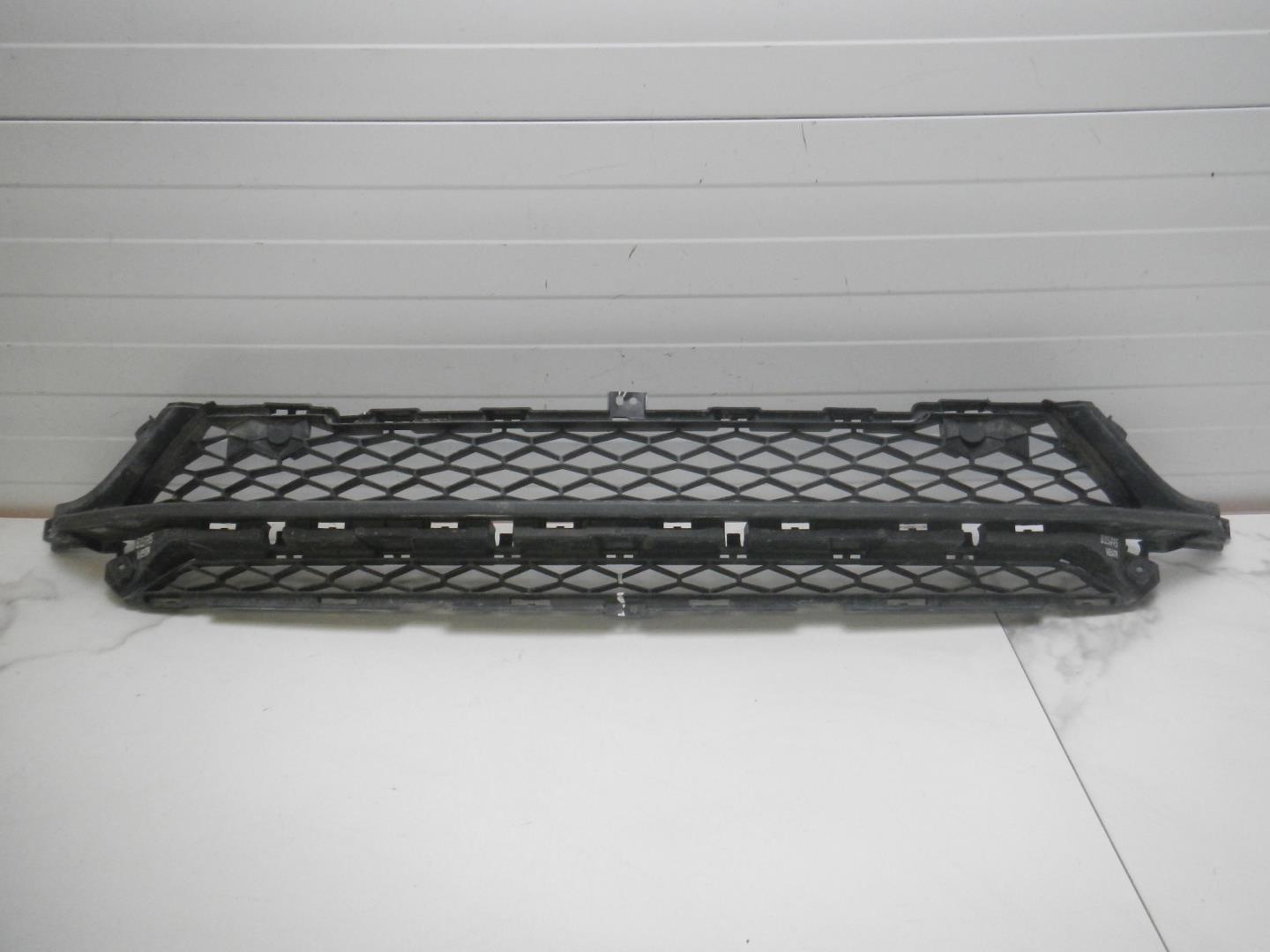 Решетка в бампер центральная