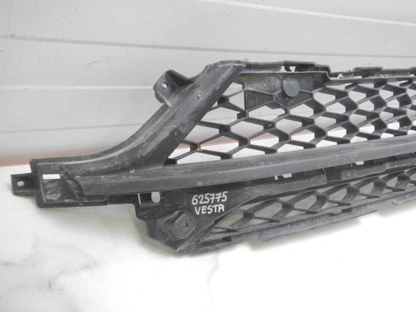 Решетка в бампер центральная