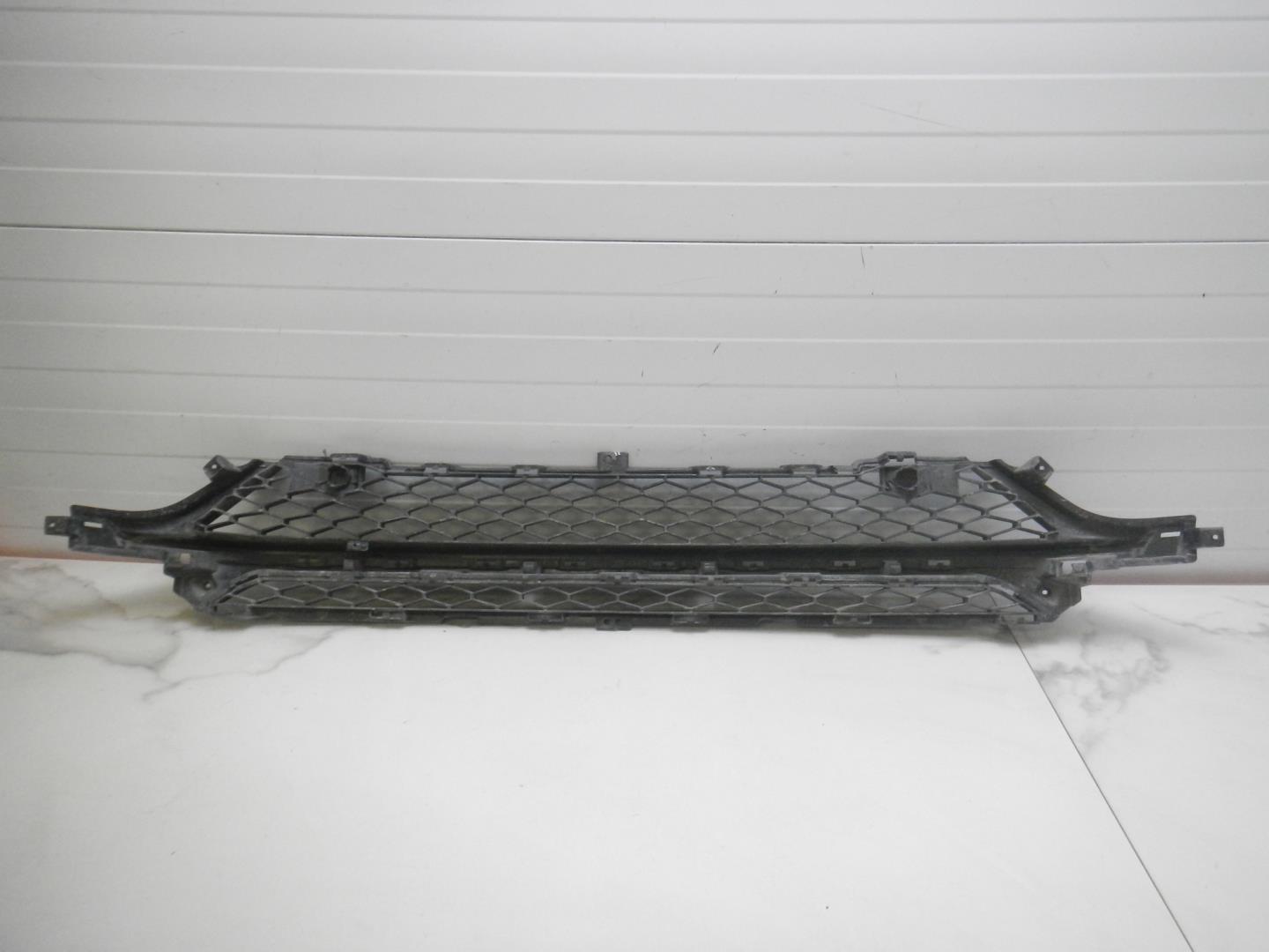 Решетка в бампер центральная