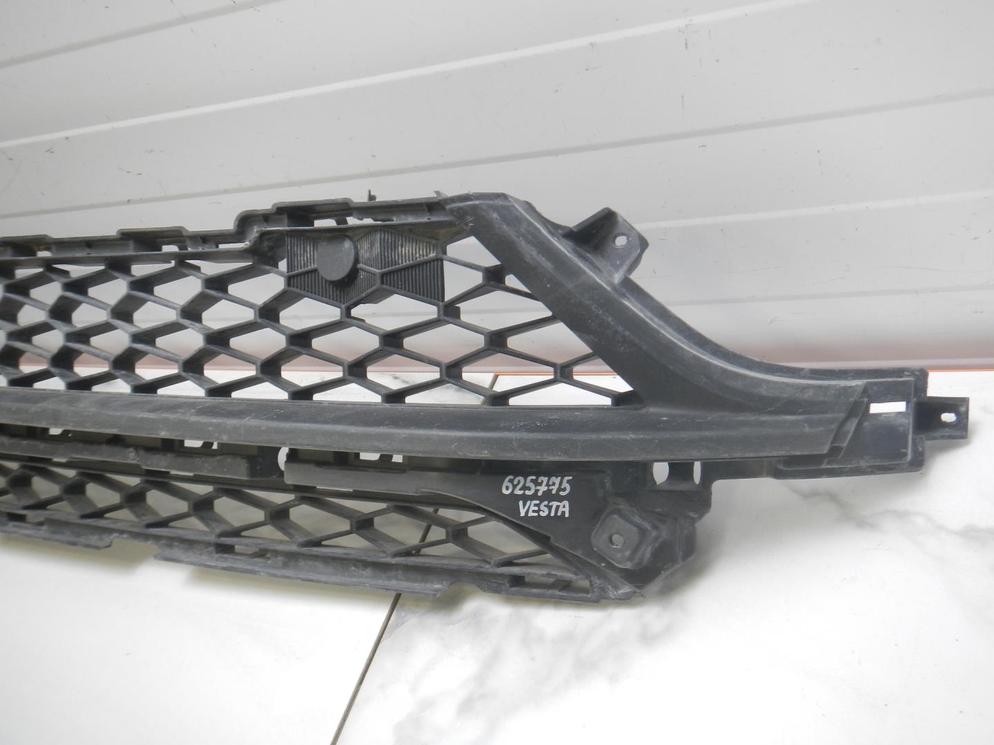 Решетка в бампер центральная