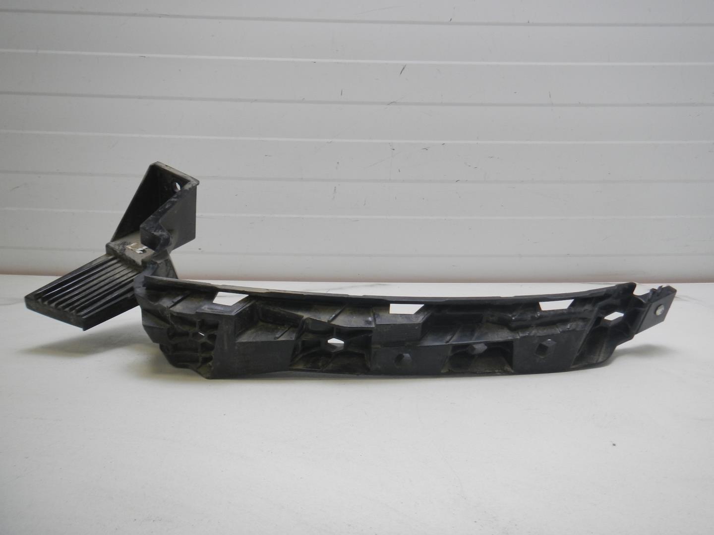 Кронштейн переднего бампера левый