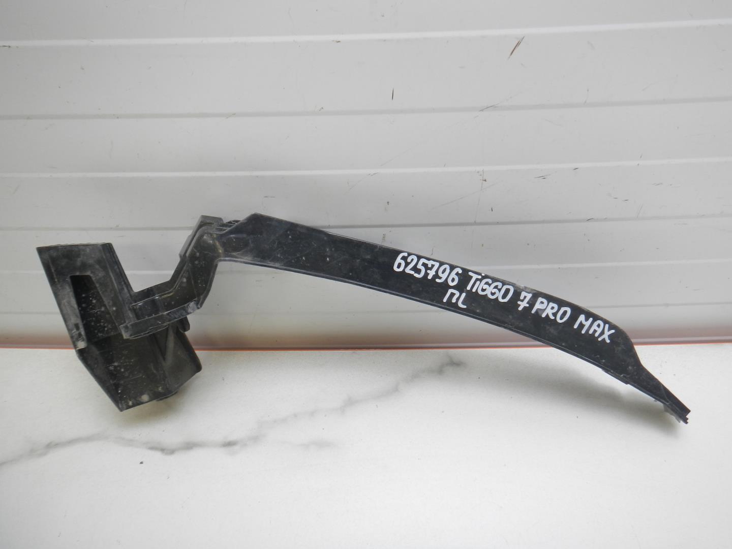 Кронштейн переднего бампера левый