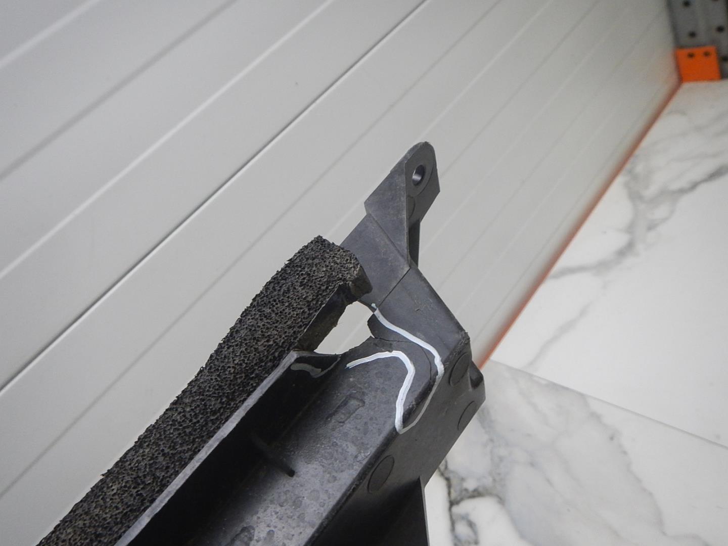 Воздуховод радиатора левый