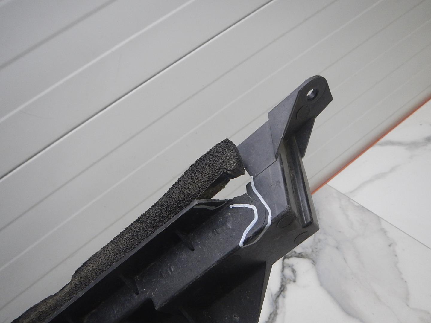 Воздуховод радиатора левый