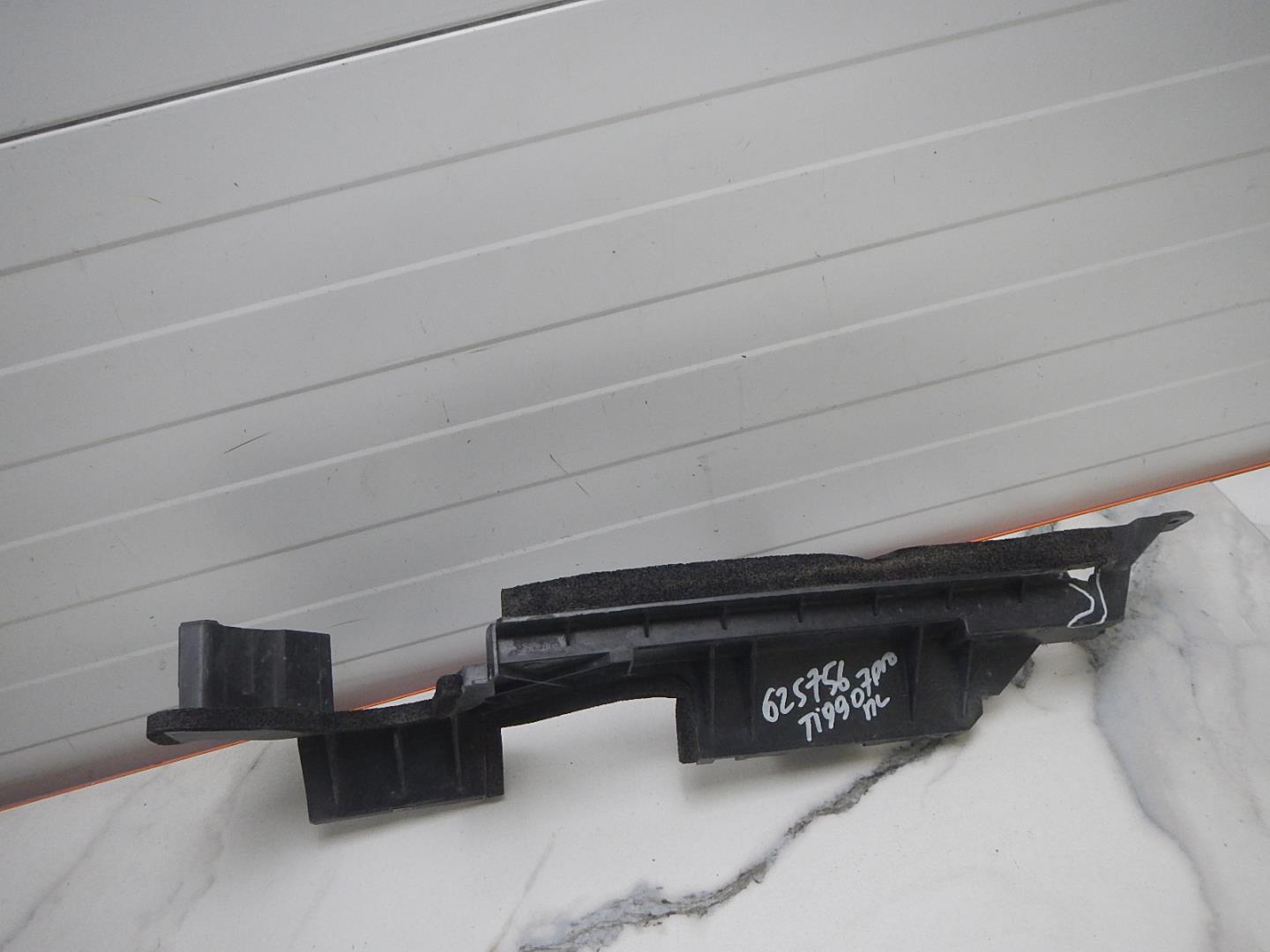 Воздуховод радиатора левый