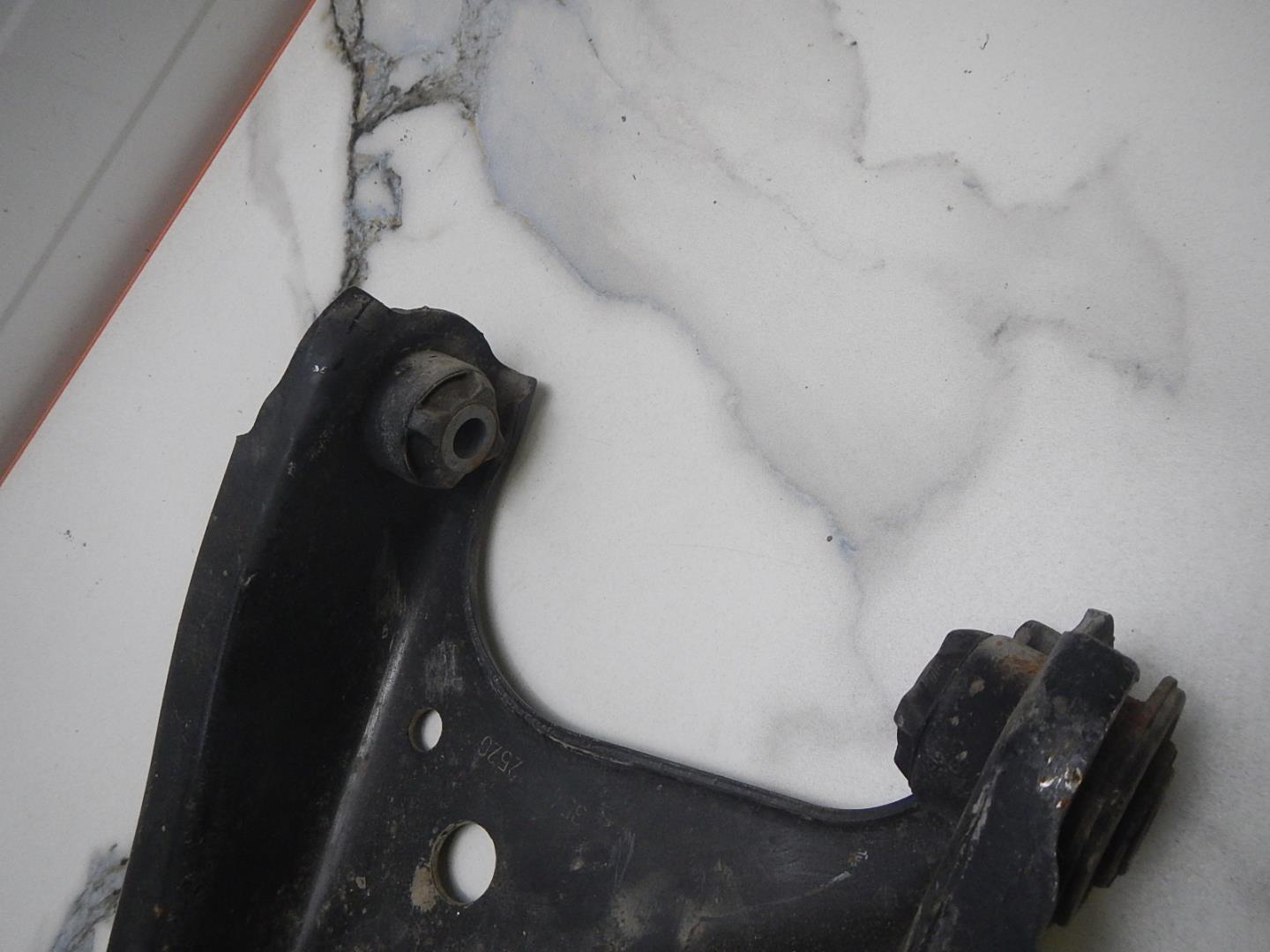 Рычаг передний левый