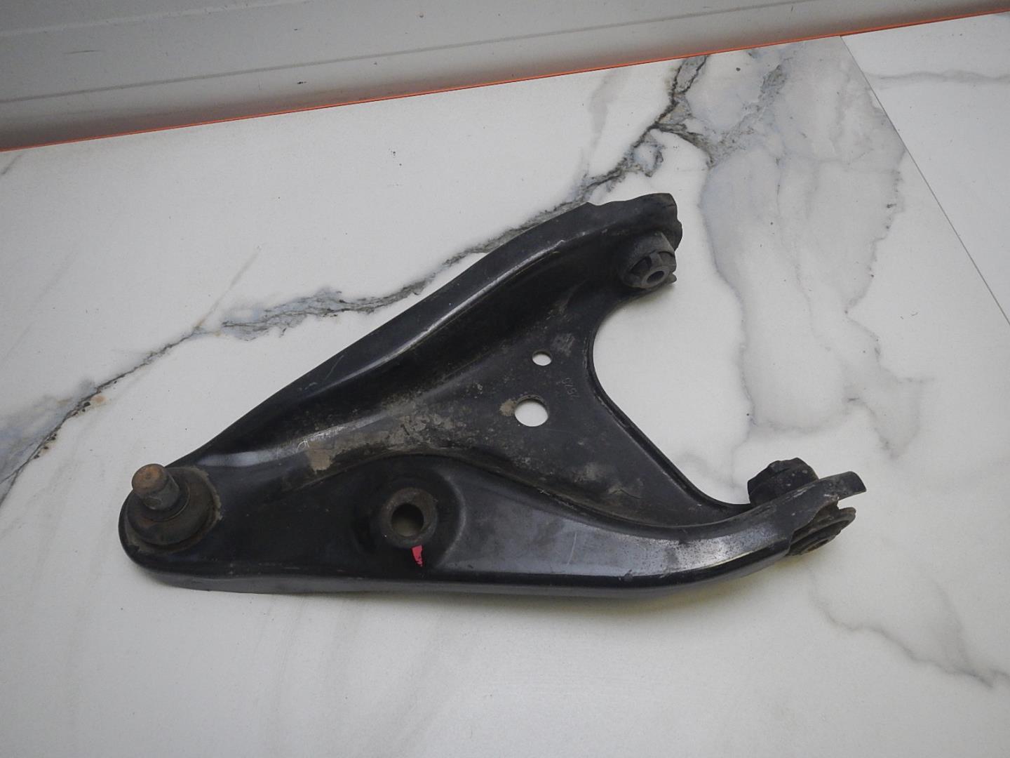 Рычаг передний левый