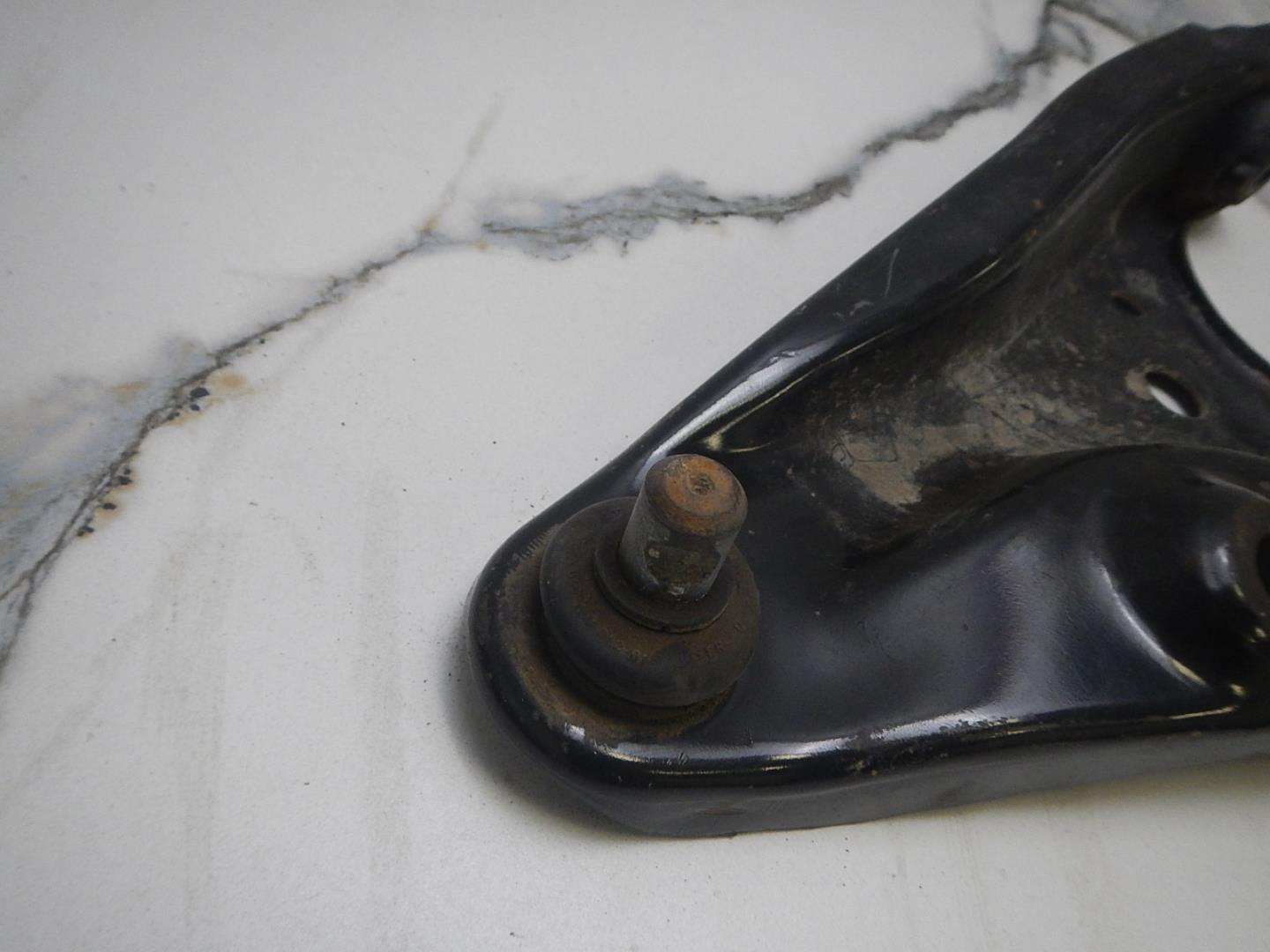 Рычаг передний левый