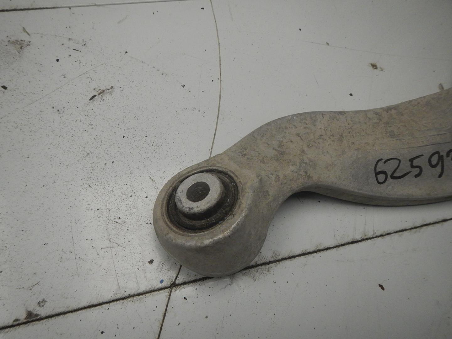 Рычаг задний верхний правый