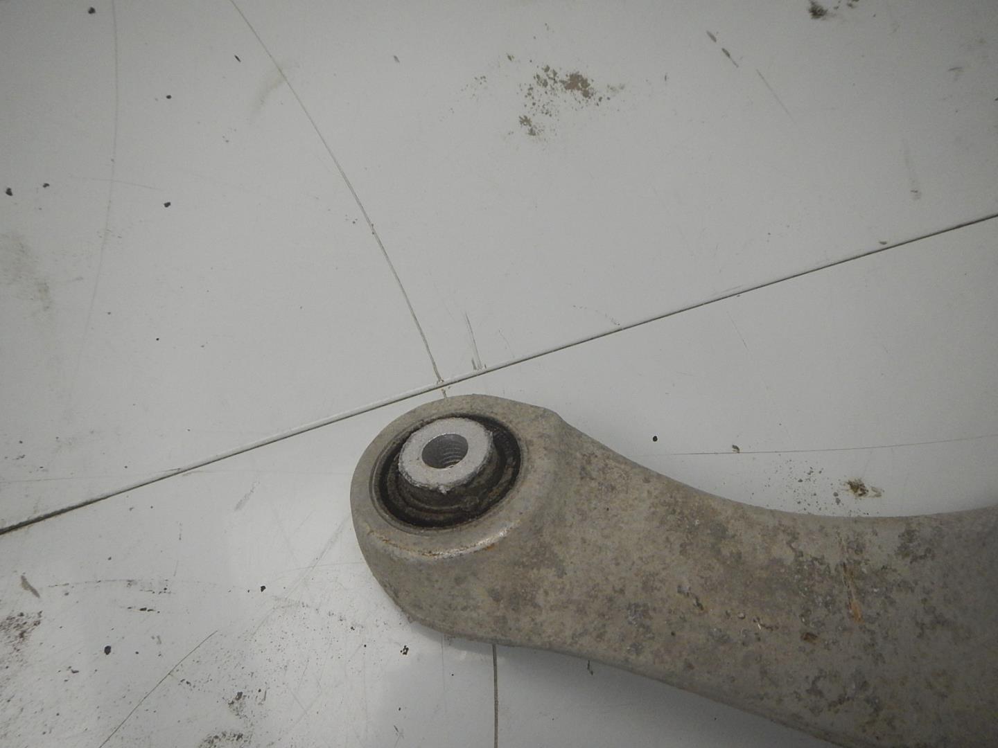 Рычаг задний верхний левый