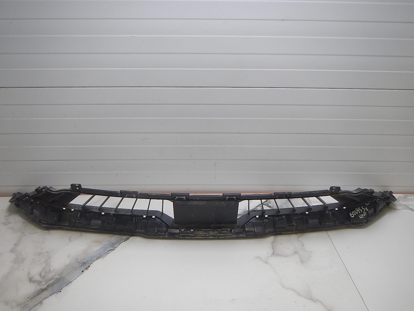 Решетка в бампер центральная