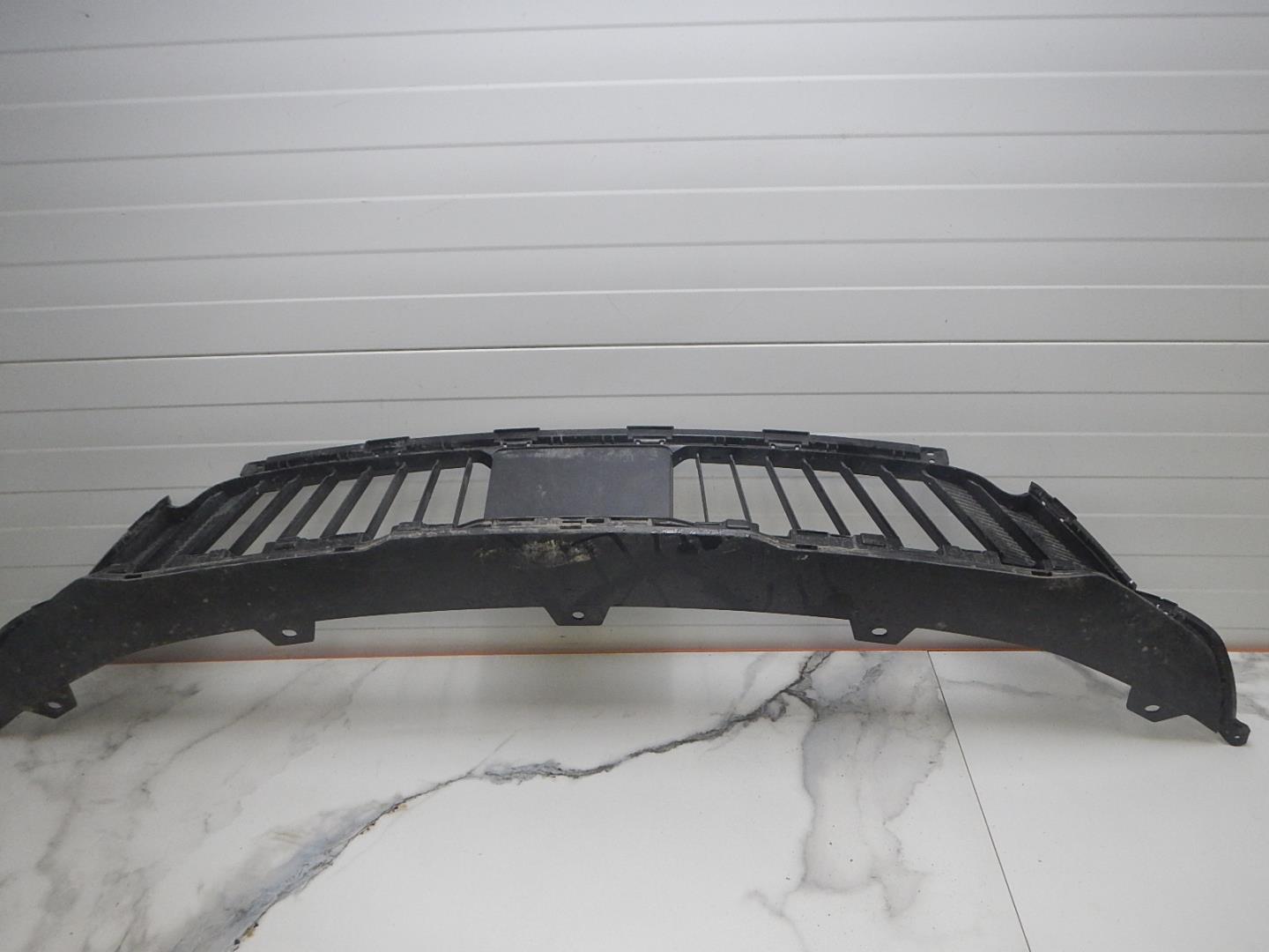 Решетка в бампер центральная