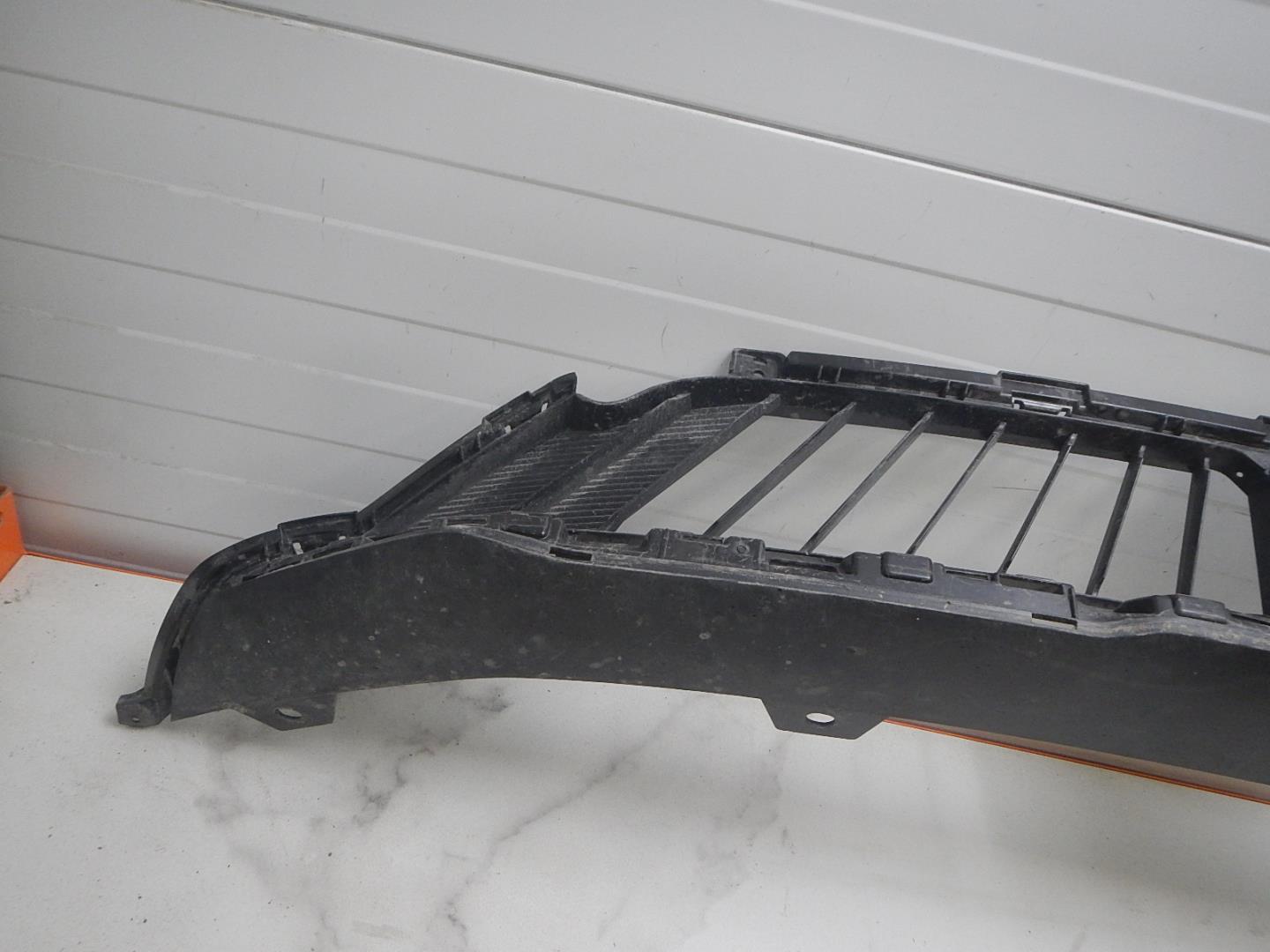 Решетка в бампер центральная