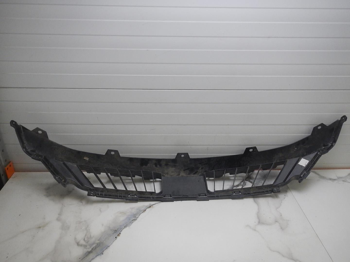 Решетка в бампер центральная