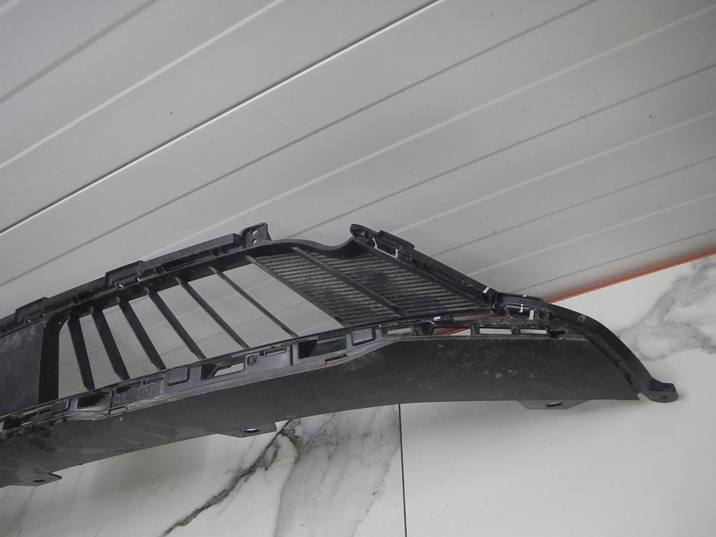 Решетка в бампер центральная