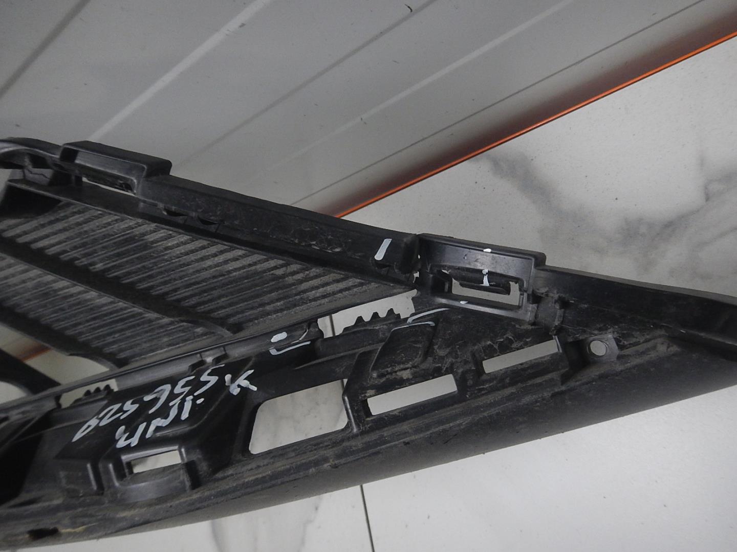 Решетка в бампер центральная