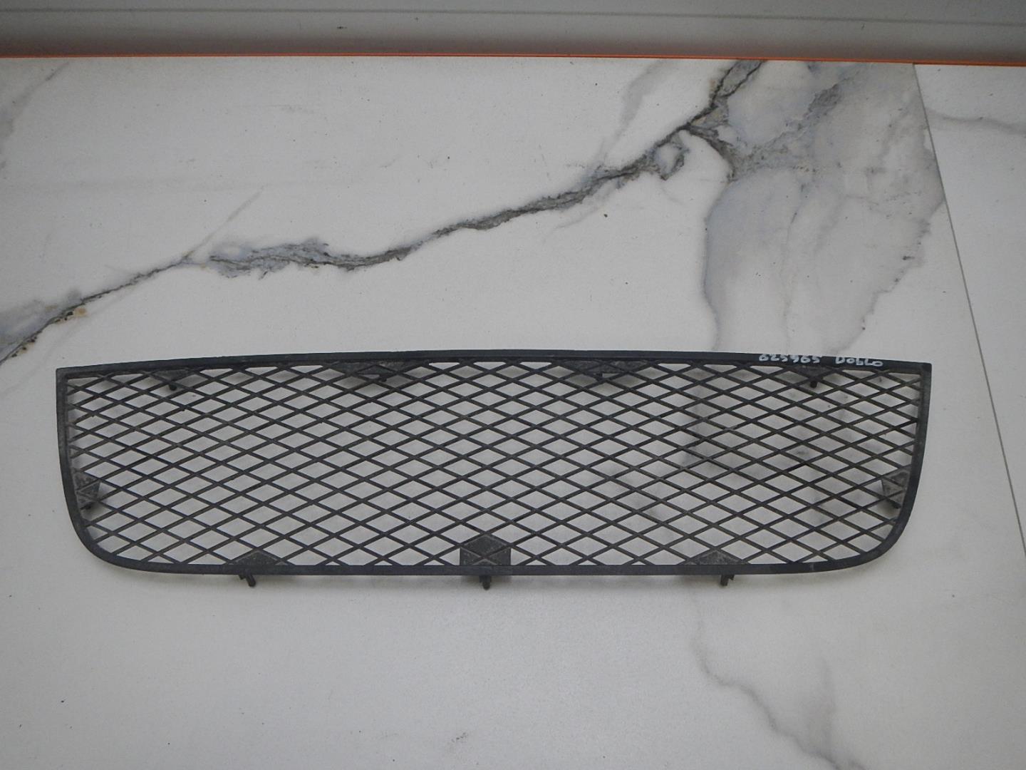 Решетка в бампер центральная