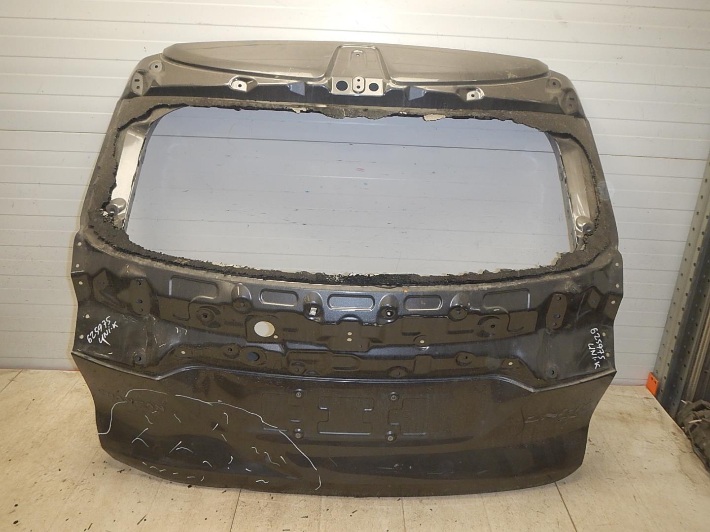 Дверь багажника