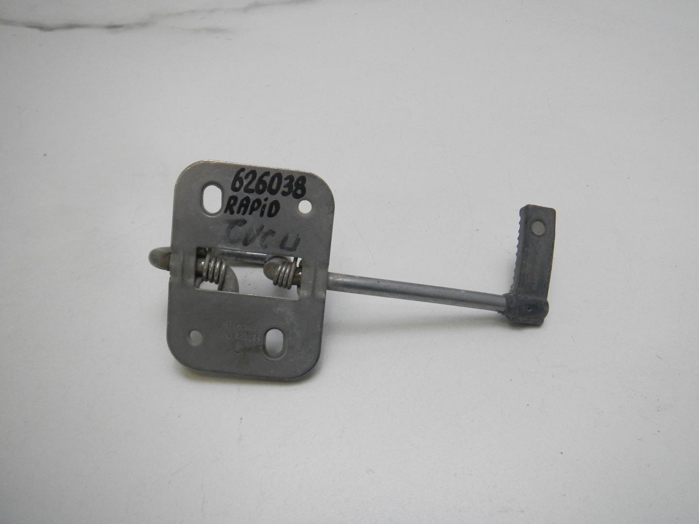 Крючок капота