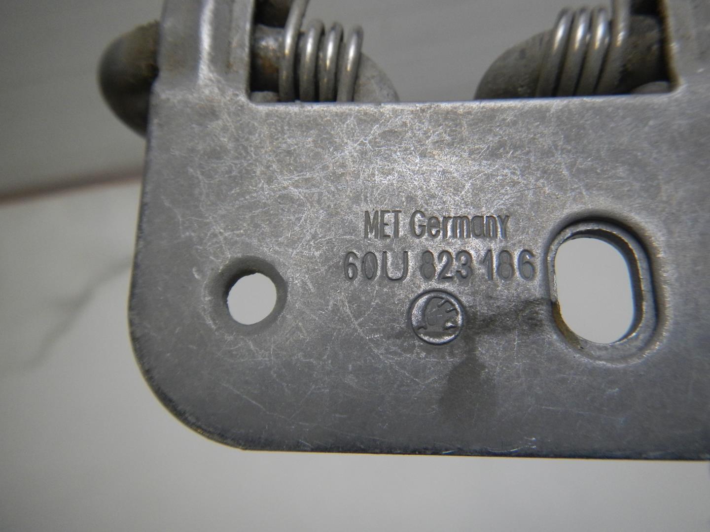 Крючок капота для Rapid 2020>